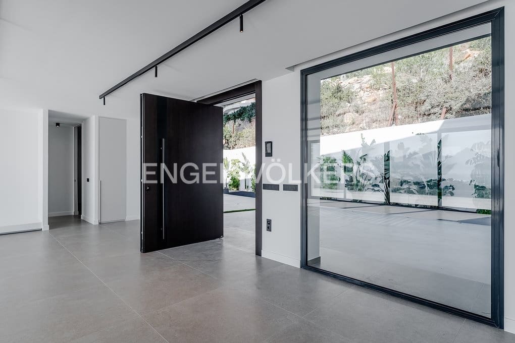 4 bedroom Villa for sale in Altea with pool garage - € 2,690,000 (Ref: 8839882)