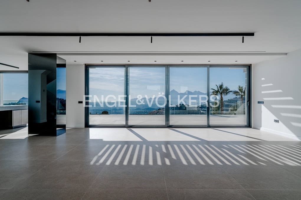 4 bedroom Villa for sale in Altea with pool garage - € 2,690,000 (Ref: 8839882)