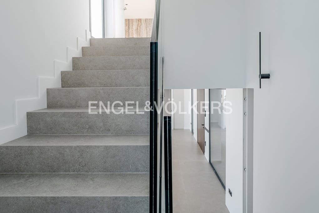 4 bedroom Villa for sale in Altea with pool garage - € 2,690,000 (Ref: 8839882)