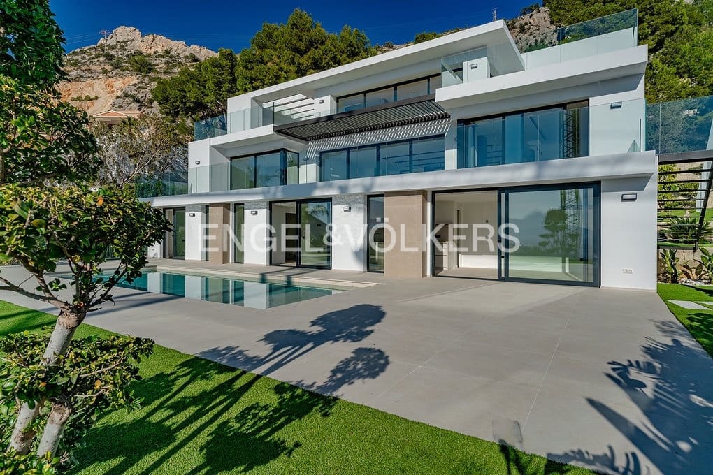 4 bedroom Villa for sale in Altea with pool garage - € 2,690,000 (Ref: 8839882)