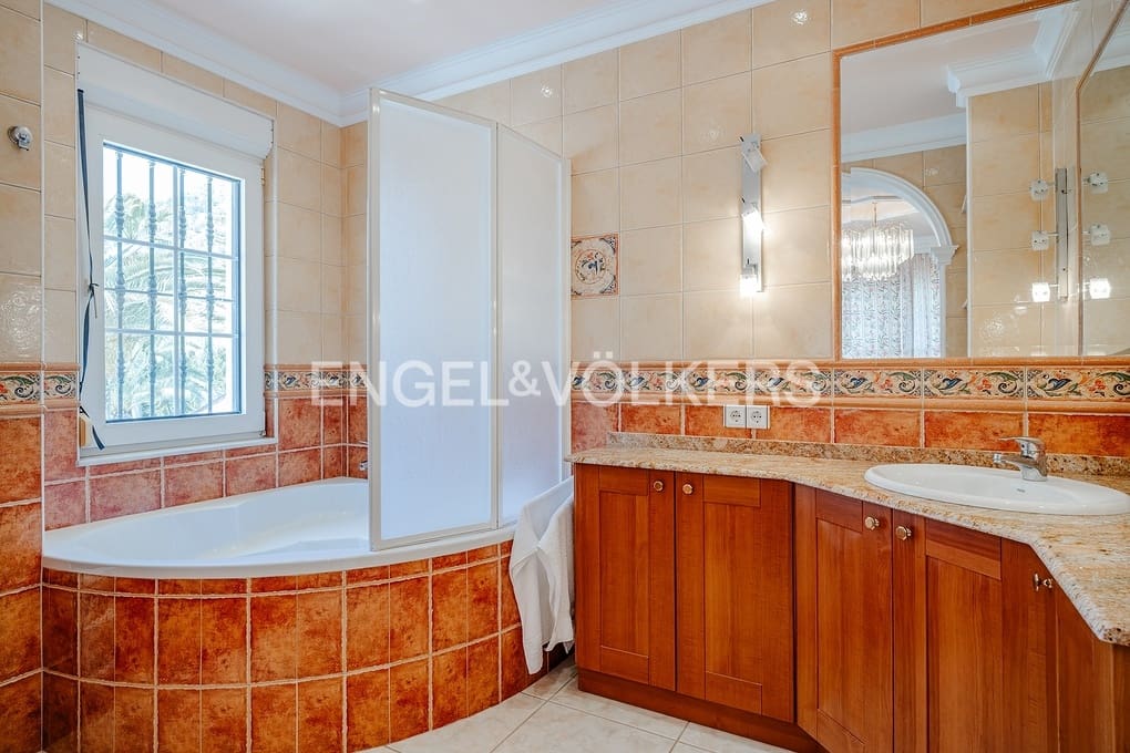 5 makuuhuone Huvila myytävänä paikassa Calpe / Calp mukana uima-altaan 
autotalli - 895 000 € (Ref: 9030543)