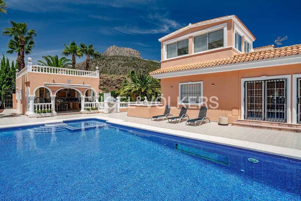 5 makuuhuone Huvila myytävänä paikassa Calpe / Calp mukana uima-altaan 
autotalli - 895 000 € (Ref: 9030543)