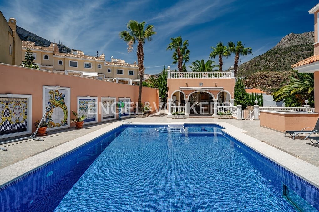 5 makuuhuone Huvila myytävänä paikassa Calpe / Calp mukana uima-altaan 
autotalli - 895 000 € (Ref: 9030543)