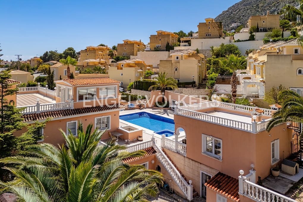 5 makuuhuone Huvila myytävänä paikassa Calpe / Calp mukana uima-altaan 
autotalli - 895 000 € (Ref: 9030543)