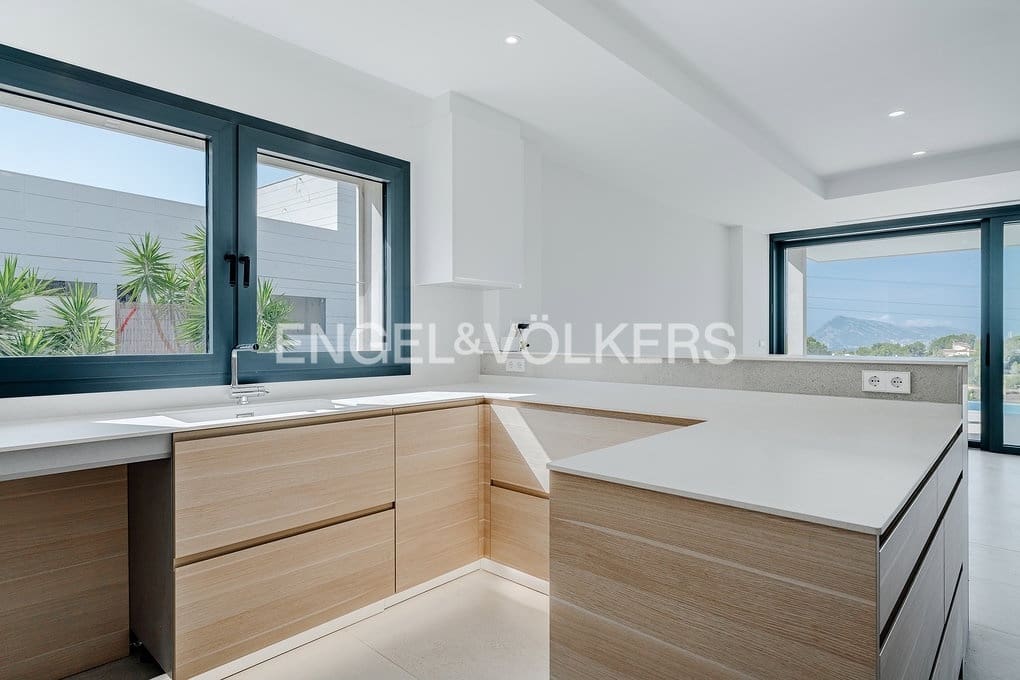 5 bedroom Villa for sale in Altea with pool garage - € 2,750,000 (Ref: 9097631)