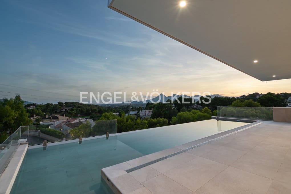 5 bedroom Villa for sale in Altea with pool garage - € 2,750,000 (Ref: 9097631)