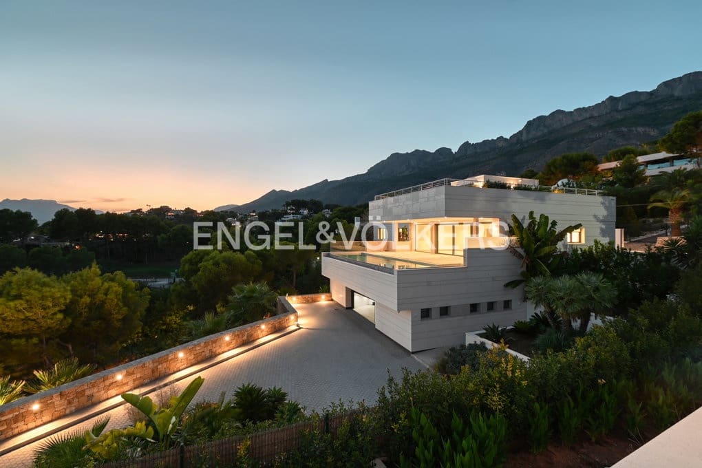 5 bedroom Villa for sale in Altea with pool garage - € 2,750,000 (Ref: 9097631)