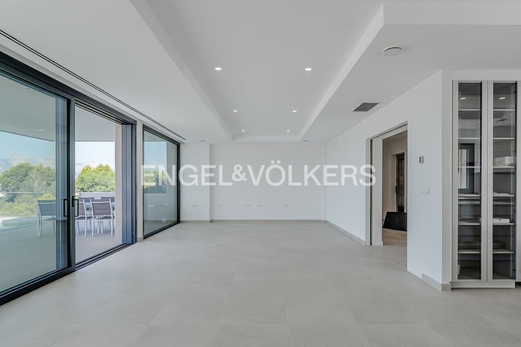 5 bedroom Villa for sale in Altea with pool garage - € 2,750,000 (Ref: 9097631)
