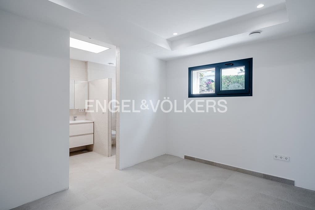 5 bedroom Villa for sale in Altea with pool garage - € 2,750,000 (Ref: 9097631)
