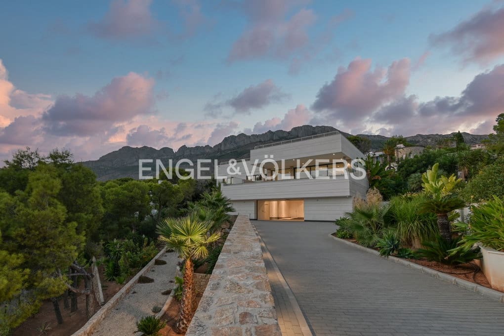 5 bedroom Villa for sale in Altea with pool garage - € 2,750,000 (Ref: 9097631)