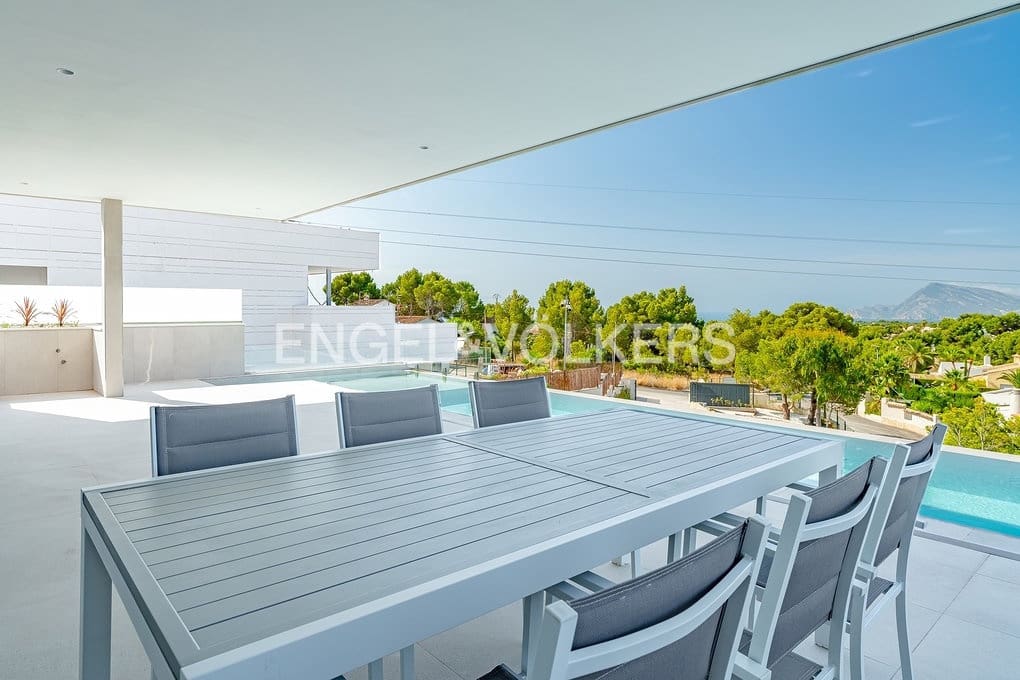 5 bedroom Villa for sale in Altea with pool garage - € 2,750,000 (Ref: 9097631)