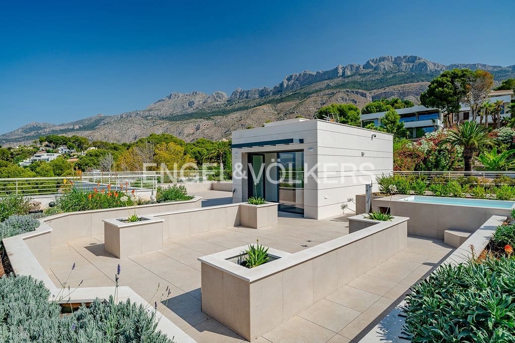 5 bedroom Villa for sale in Altea with pool garage - € 2,750,000 (Ref: 9097631)