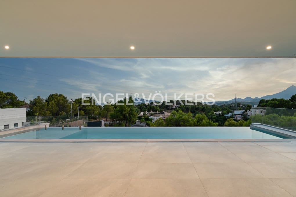 5 bedroom Villa for sale in Altea with pool garage - € 2,750,000 (Ref: 9097631)