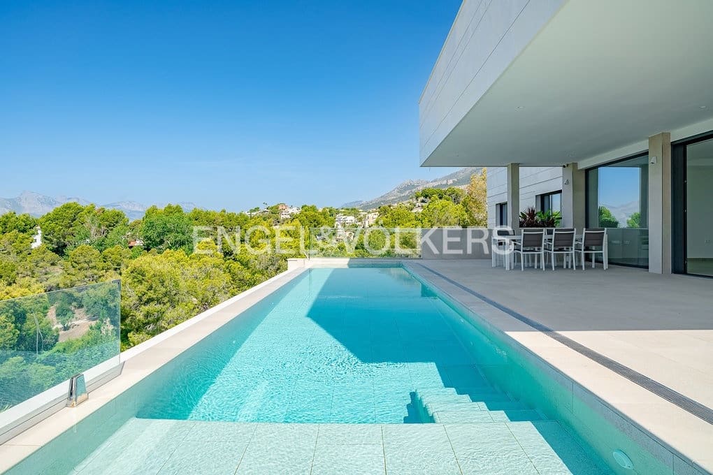 5 bedroom Villa for sale in Altea with pool garage - € 2,750,000 (Ref: 9097631)