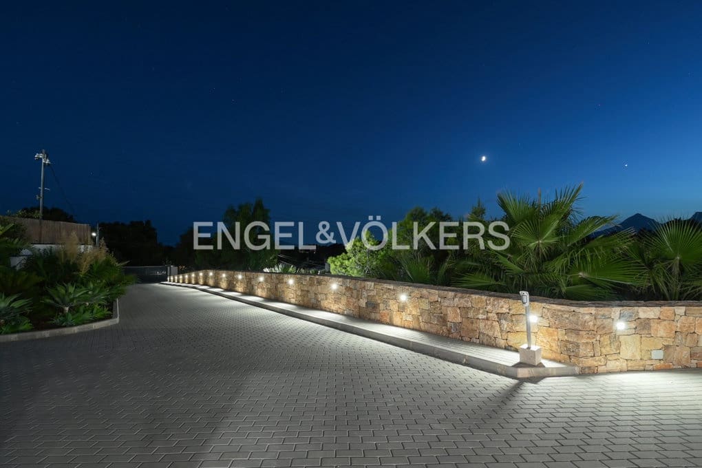 5 bedroom Villa for sale in Altea with pool garage - € 2,750,000 (Ref: 9097631)