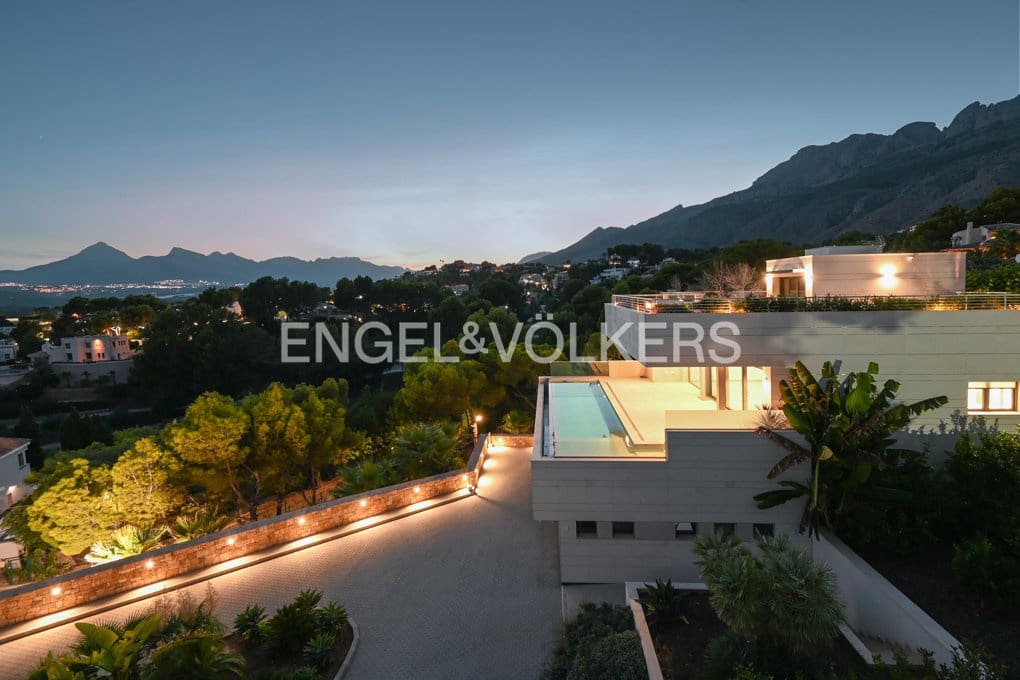 5 bedroom Villa for sale in Altea with pool garage - € 2,750,000 (Ref: 9097631)