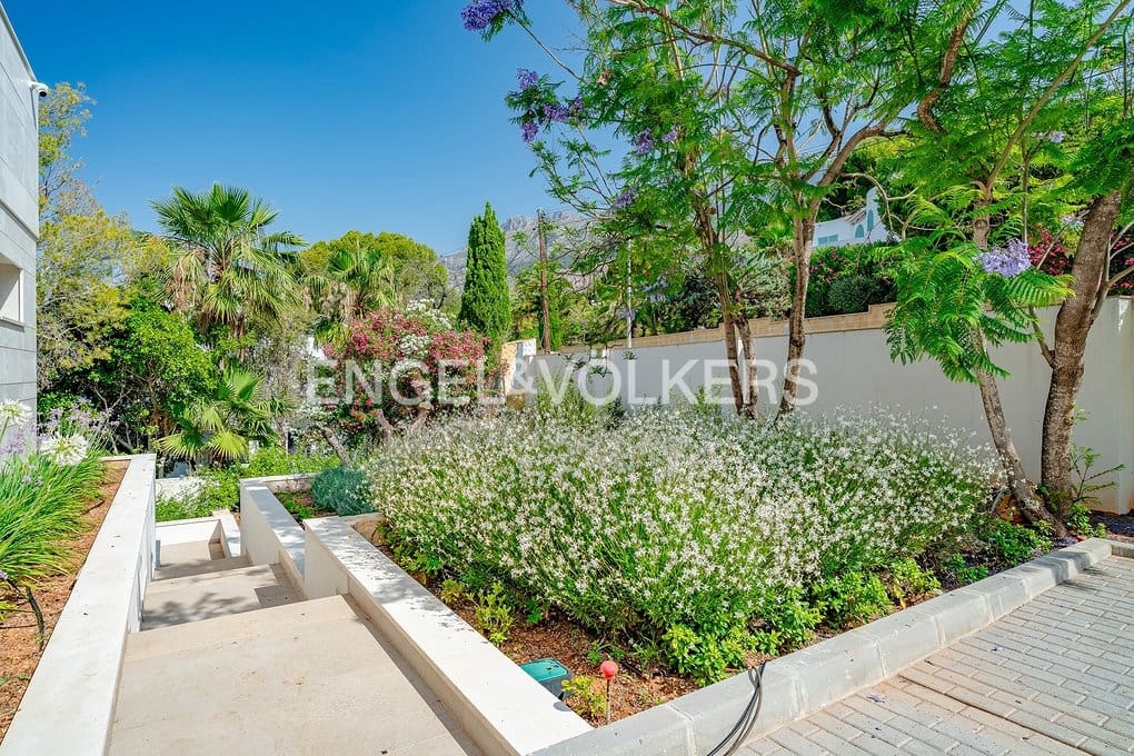 5 bedroom Villa for sale in Altea with pool garage - € 2,750,000 (Ref: 9097631)