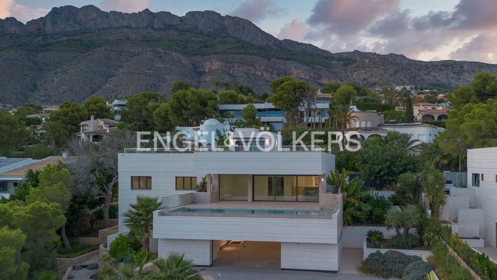 5 bedroom Villa for sale in Altea with pool garage - € 2,750,000 (Ref: 9097631)