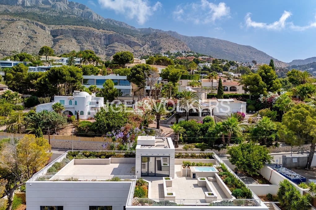 5 bedroom Villa for sale in Altea with pool garage - € 2,750,000 (Ref: 9097631)