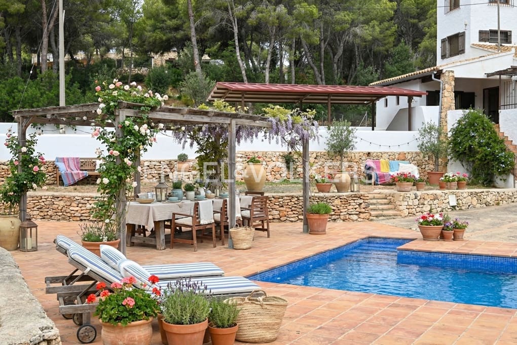 6 bedroom Villa for sale in Benissa with pool garage - € 1,050,000 (Ref: 9168388)