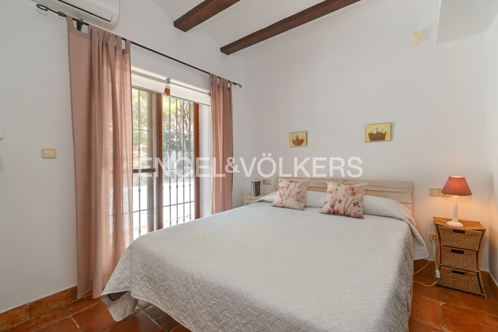 6 bedroom Villa for sale in Benissa with pool garage - € 1,050,000 (Ref: 9168388)
