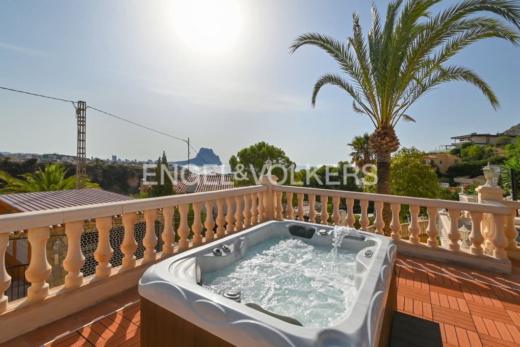 5 bedroom Villa for sale in Calpe / Calp with pool garage - € 890,000 (Ref: 9186051)