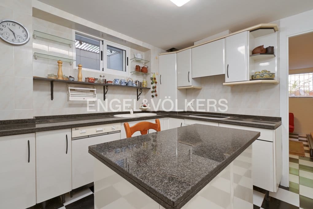 5 bedroom Villa for sale in Calpe / Calp with pool garage - € 890,000 (Ref: 9186051)