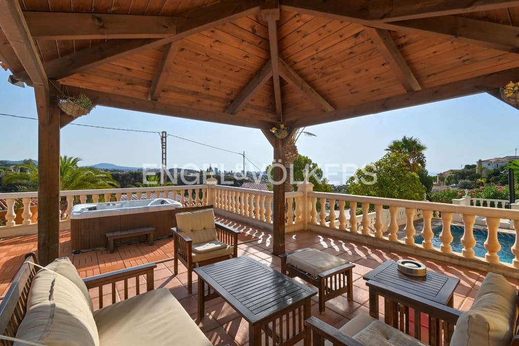 5 bedroom Villa for sale in Calpe / Calp with pool garage - € 890,000 (Ref: 9186051)
