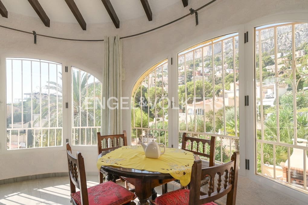 5 bedroom Villa for sale in Calpe / Calp with pool garage - € 890,000 (Ref: 9186051)