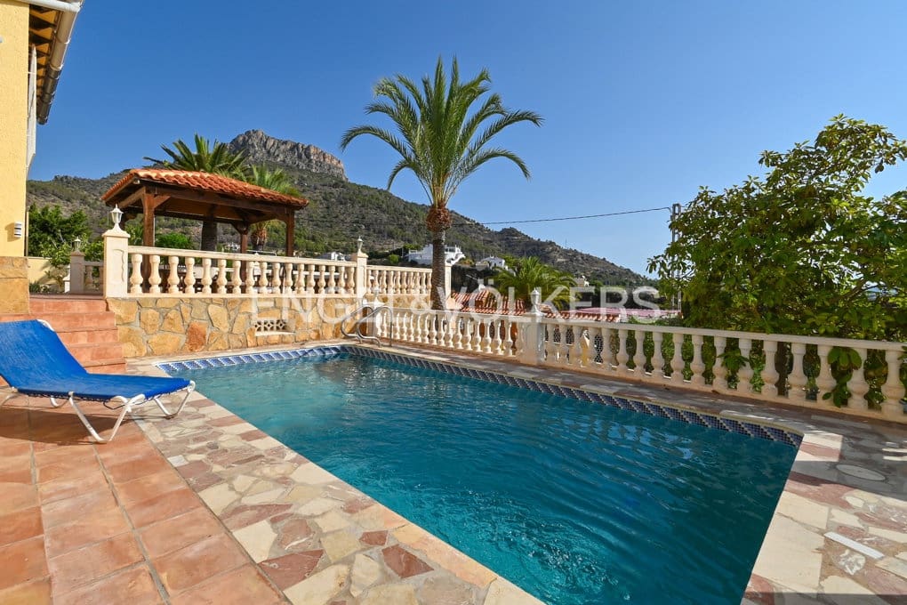 5 bedroom Villa for sale in Calpe / Calp with pool garage - € 890,000 (Ref: 9186051)