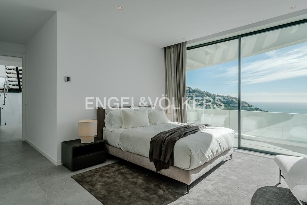 4 bedroom Villa for sale in Altea with pool garage - € 2,290,000 (Ref: 9293814)