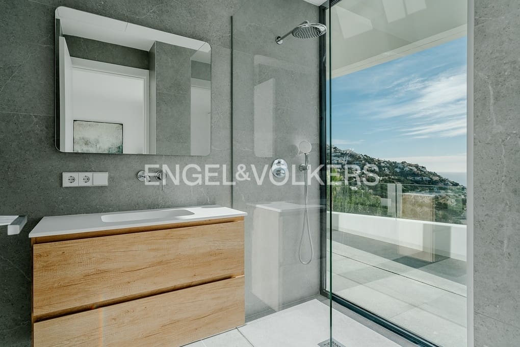 4 bedroom Villa for sale in Altea with pool garage - € 2,290,000 (Ref: 9293814)