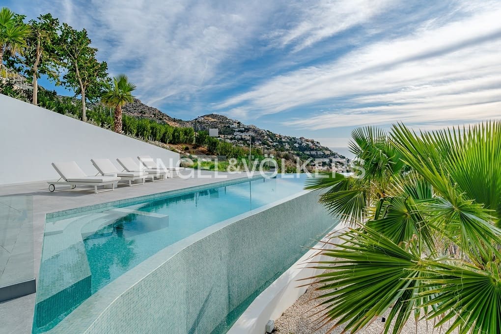 4 bedroom Villa for sale in Altea with pool garage - € 2,290,000 (Ref: 9293814)