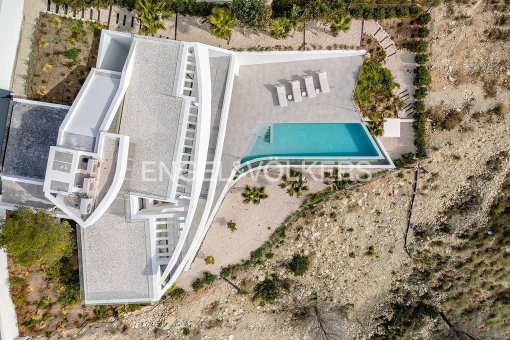 4 bedroom Villa for sale in Altea with pool garage - € 2,290,000 (Ref: 9293814)