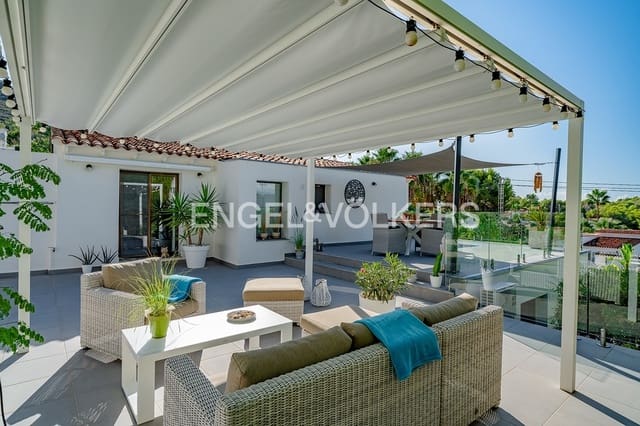 4 soverom Villa til salgs i Moraira, Teulada-Moraira med svømmebasseng garasje - € 795 000 (Ref: 9309320)