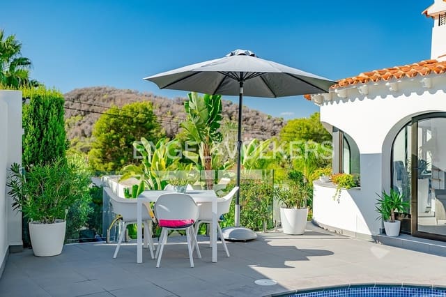 4 soverom Villa til salgs i Moraira, Teulada-Moraira med svømmebasseng garasje - € 795 000 (Ref: 9309320)