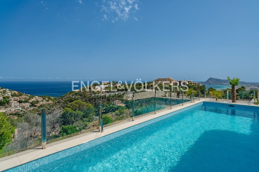 3 bedroom Villa for sale in Altea with pool garage - € 1,980,000 (Ref: 9325393)