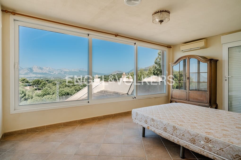 3 bedroom Villa for sale in Altea with pool garage - € 999,000 (Ref: 9340371)