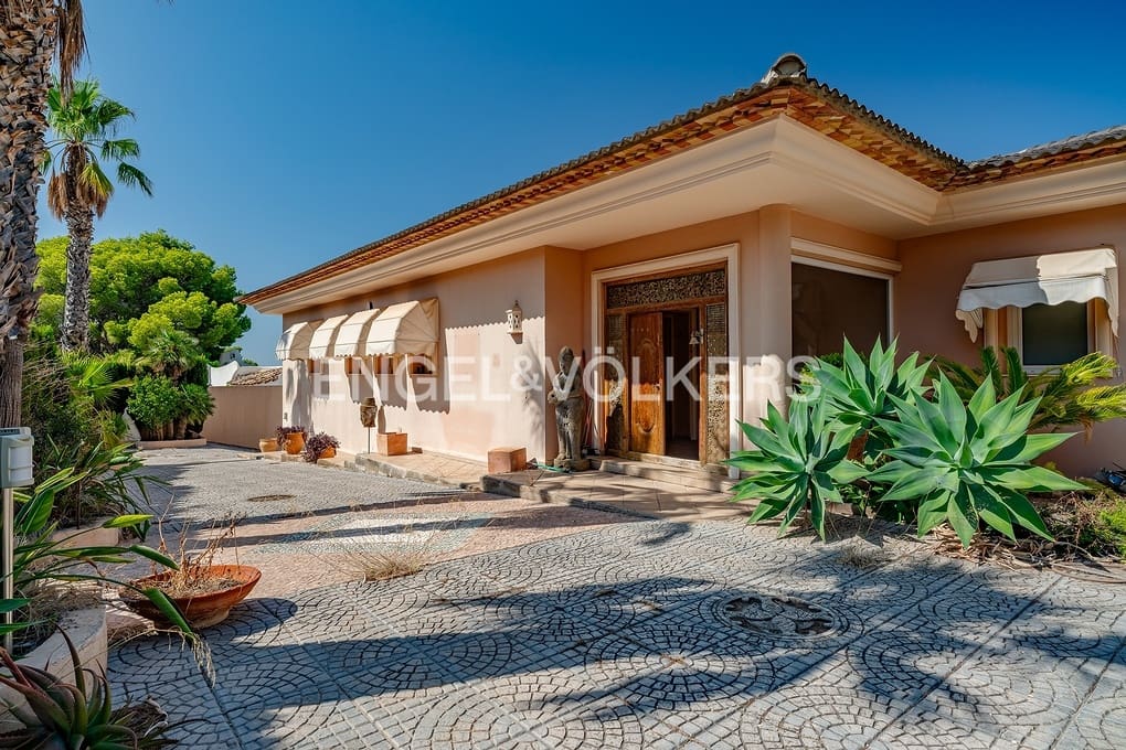 3 bedroom Villa for sale in Altea with pool garage - € 999,000 (Ref: 9340371)