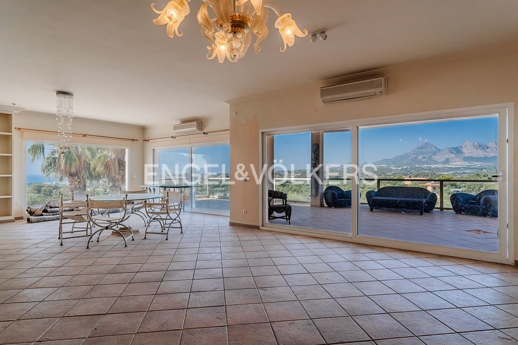 3 bedroom Villa for sale in Altea with pool garage - € 999,000 (Ref: 9340371)