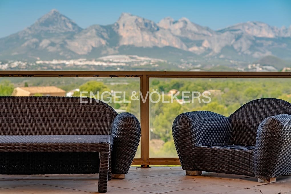 3 bedroom Villa for sale in Altea with pool garage - € 999,000 (Ref: 9340371)