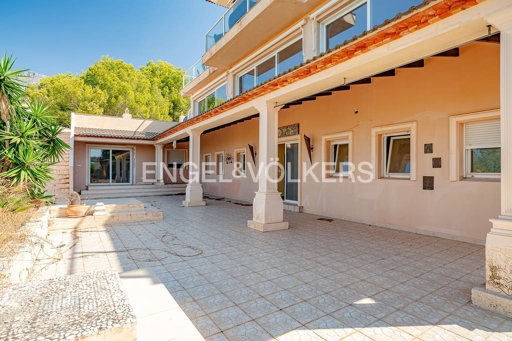 3 bedroom Villa for sale in Altea with pool garage - € 999,000 (Ref: 9340371)
