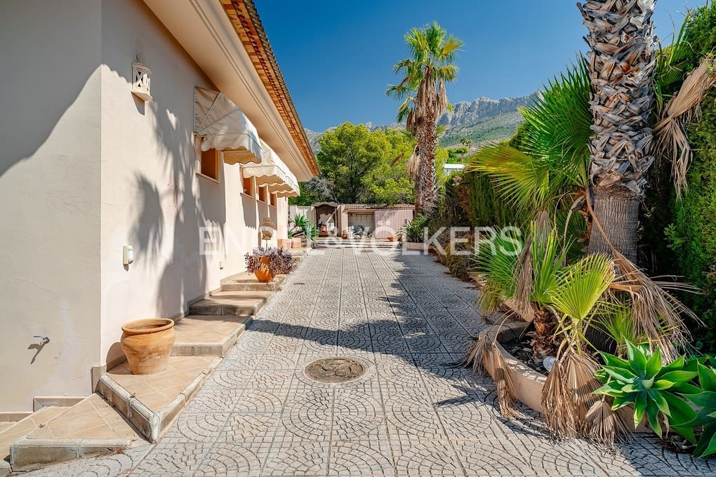 3 bedroom Villa for sale in Altea with pool garage - € 999,000 (Ref: 9340371)