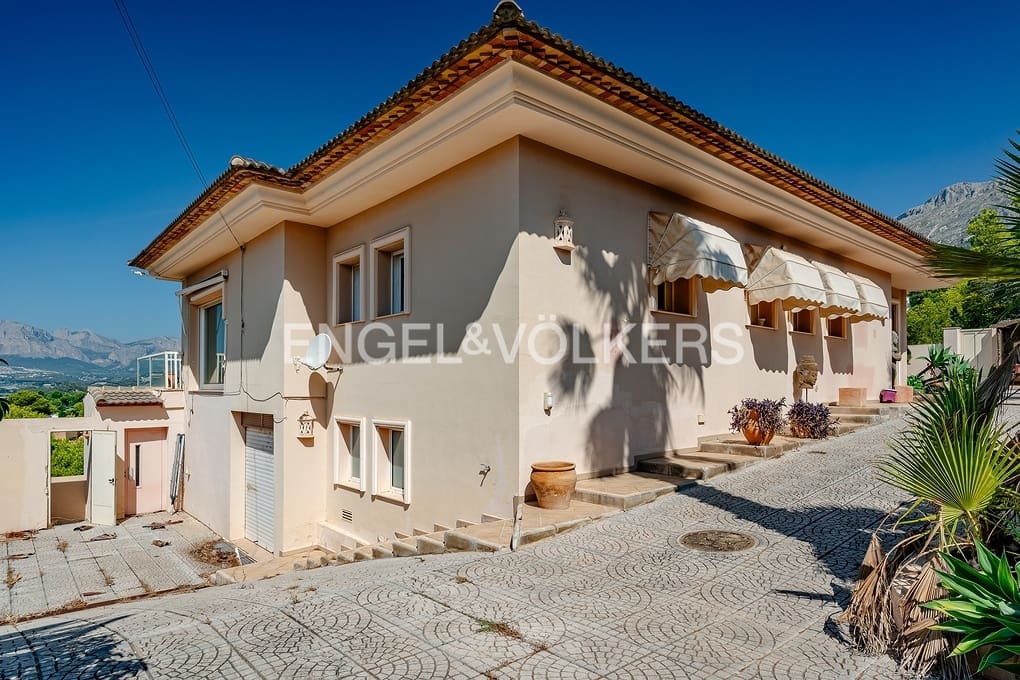 3 bedroom Villa for sale in Altea with pool garage - € 999,000 (Ref: 9340371)