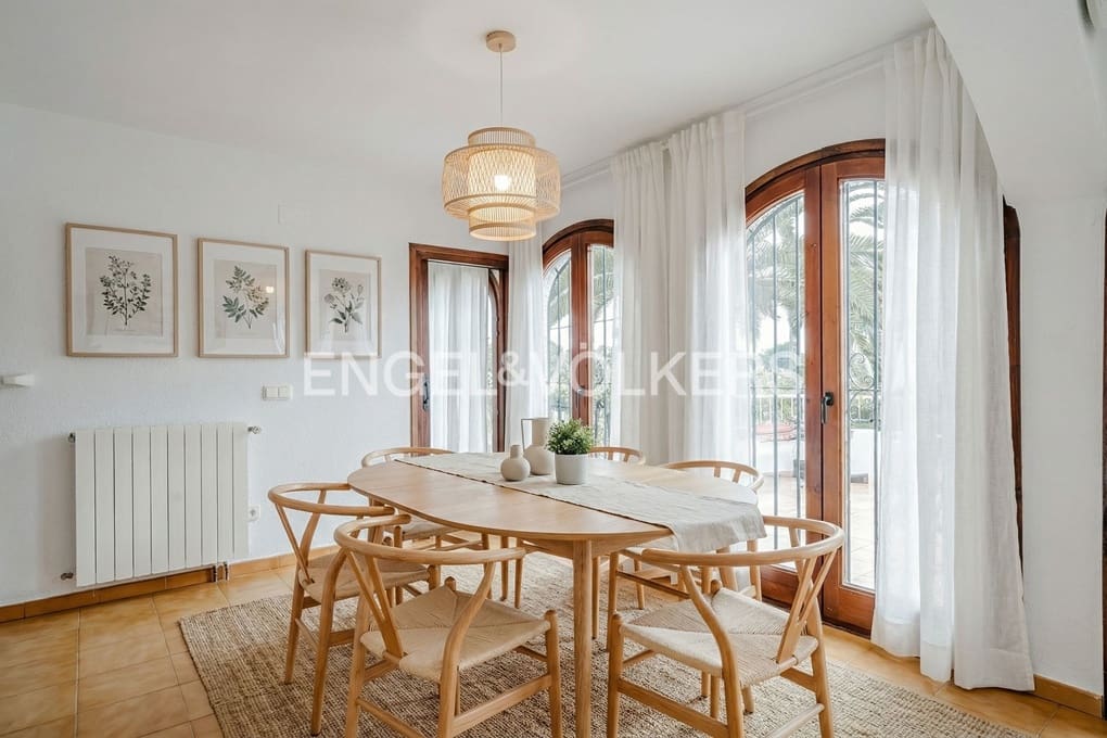 4 bedroom Villa for sale in Calpe / Calp with pool garage - € 690,000 (Ref: 9344031)