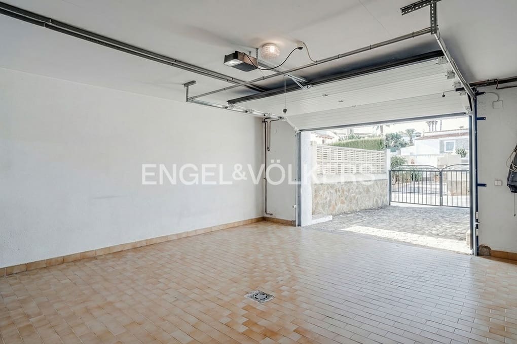 4 bedroom Villa for sale in Calpe / Calp with pool garage - € 690,000 (Ref: 9344031)