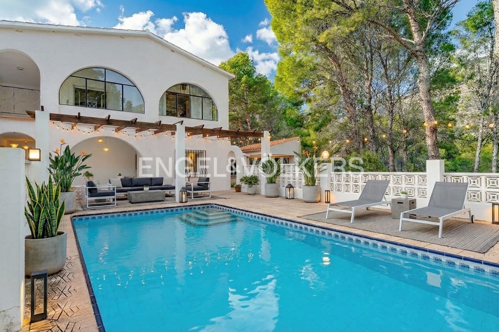 4 bedroom Villa for sale in Alhama Springs with pool garage - € 685,000 (Ref: 9480717)