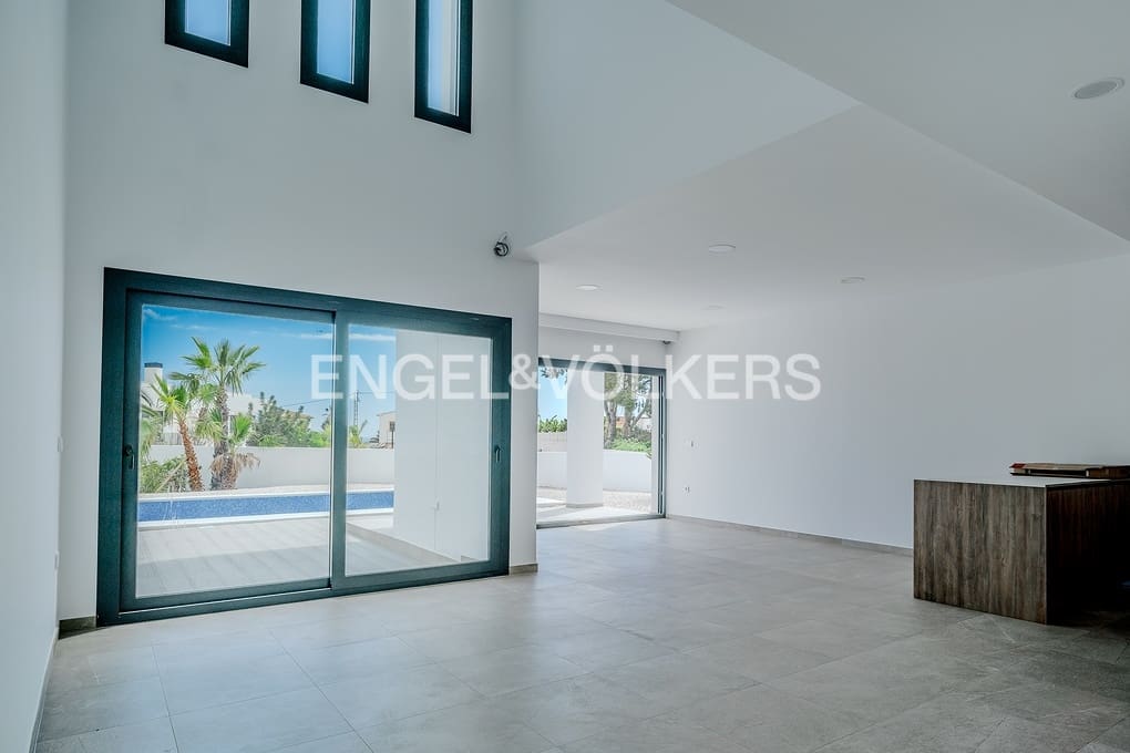 3 bedroom Villa for sale in Benissa with pool garage - € 1,175,000 (Ref: 9487957)