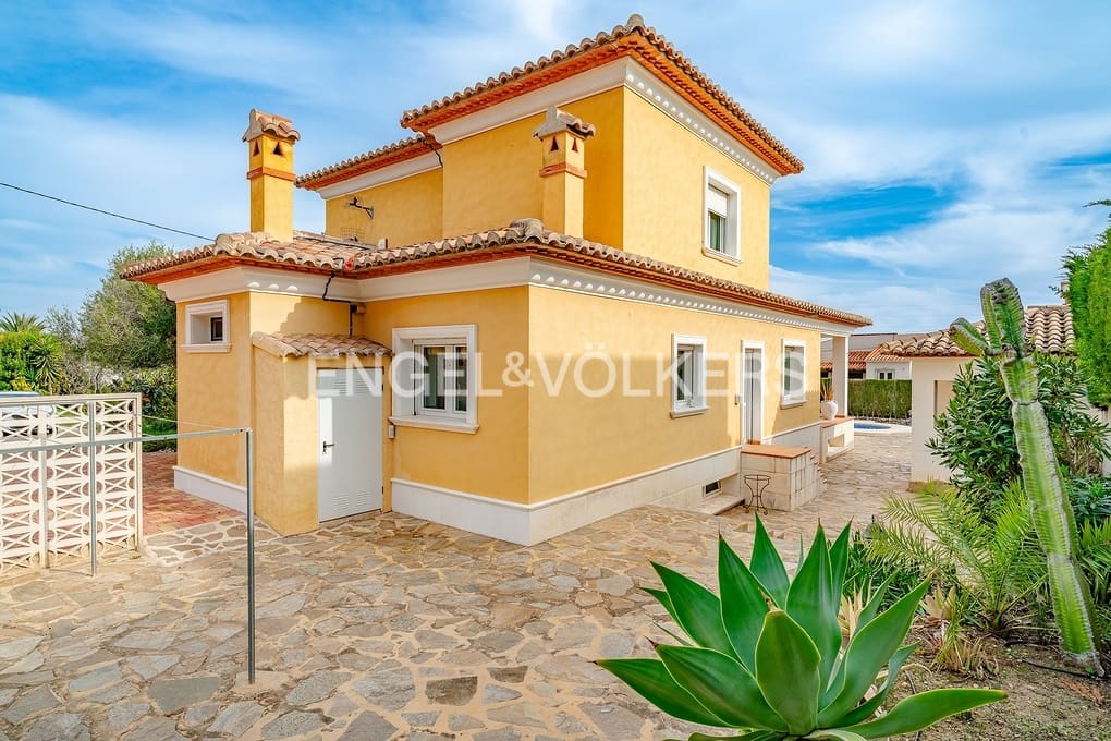 4 soveværelse Villa til salg i Calpe / Calp med swimmingpool garage - € 899.000 (Ref: 9532559)