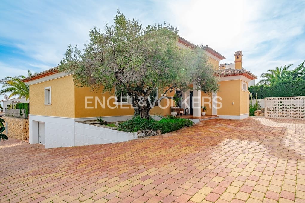 4 soveværelse Villa til salg i Calpe / Calp med swimmingpool garage - € 899.000 (Ref: 9532559)